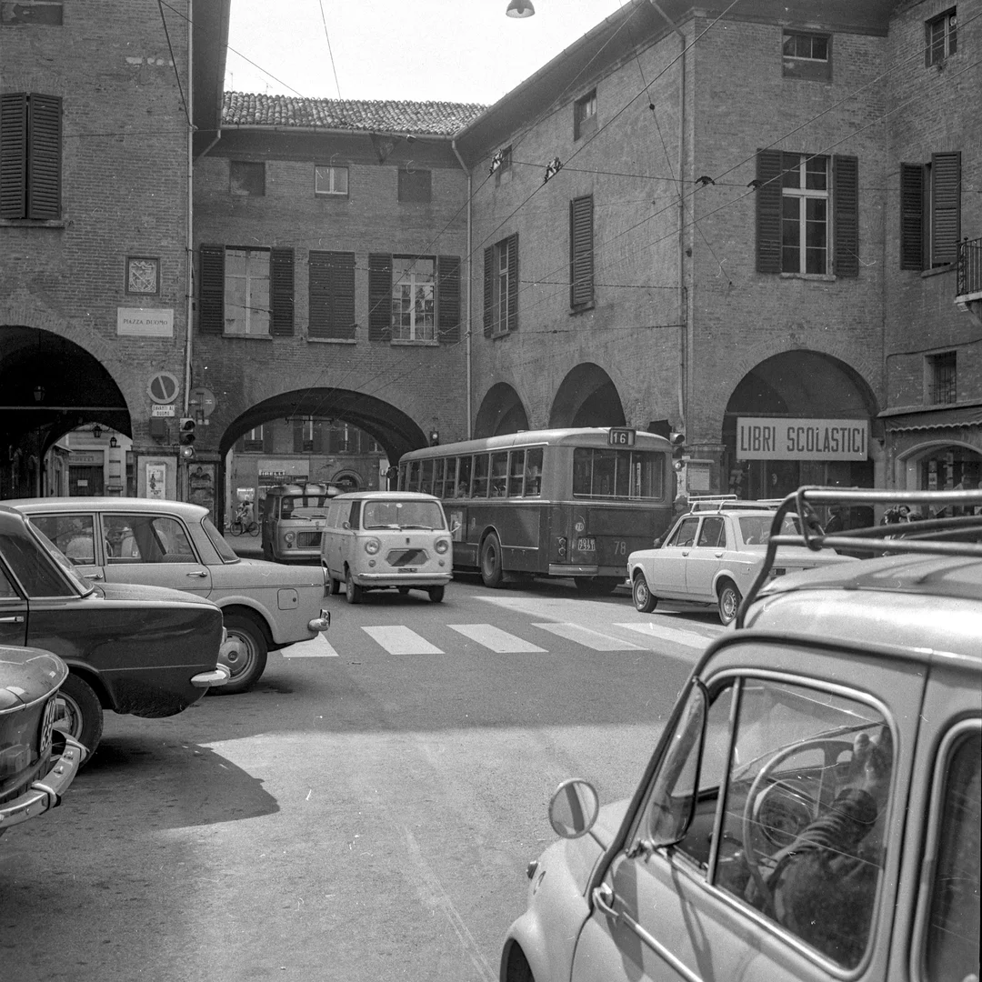 traffico in Corso Duomo, foto Botti e Pincelli, 1970