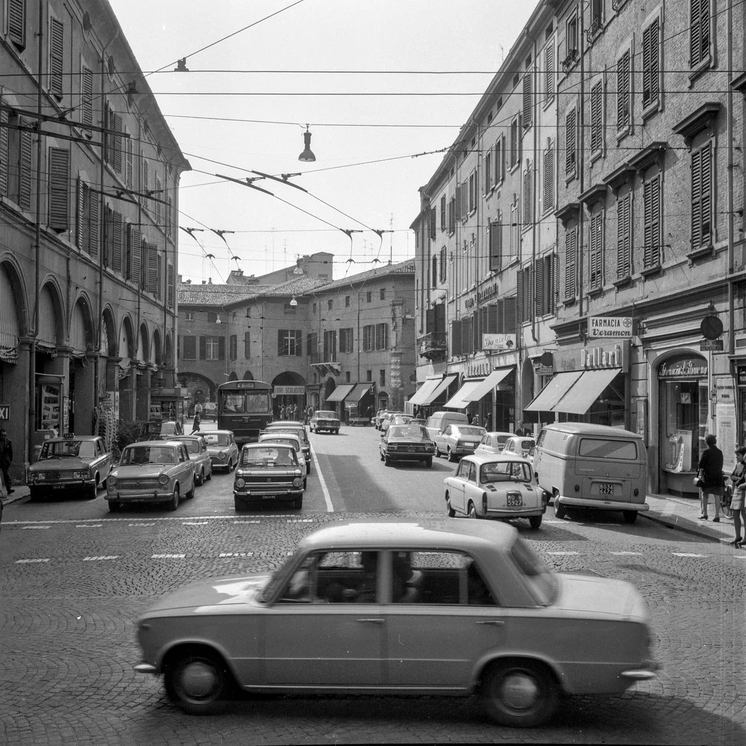 traffico in Corso Duomo, foto Botti e Pincelli, 1970