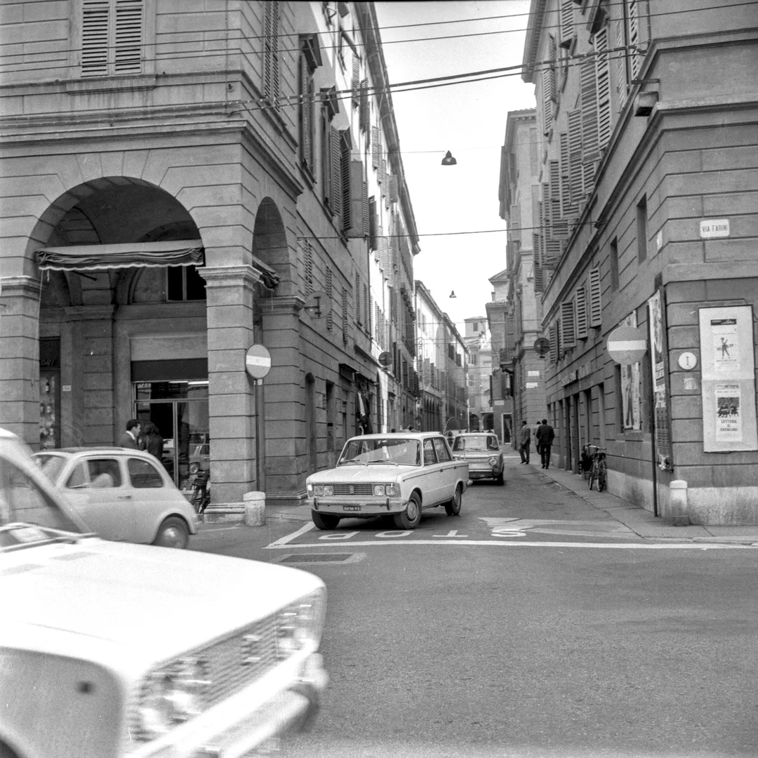 traffico in Largo San Giorgio, foto Botti e Pincelli, 1970