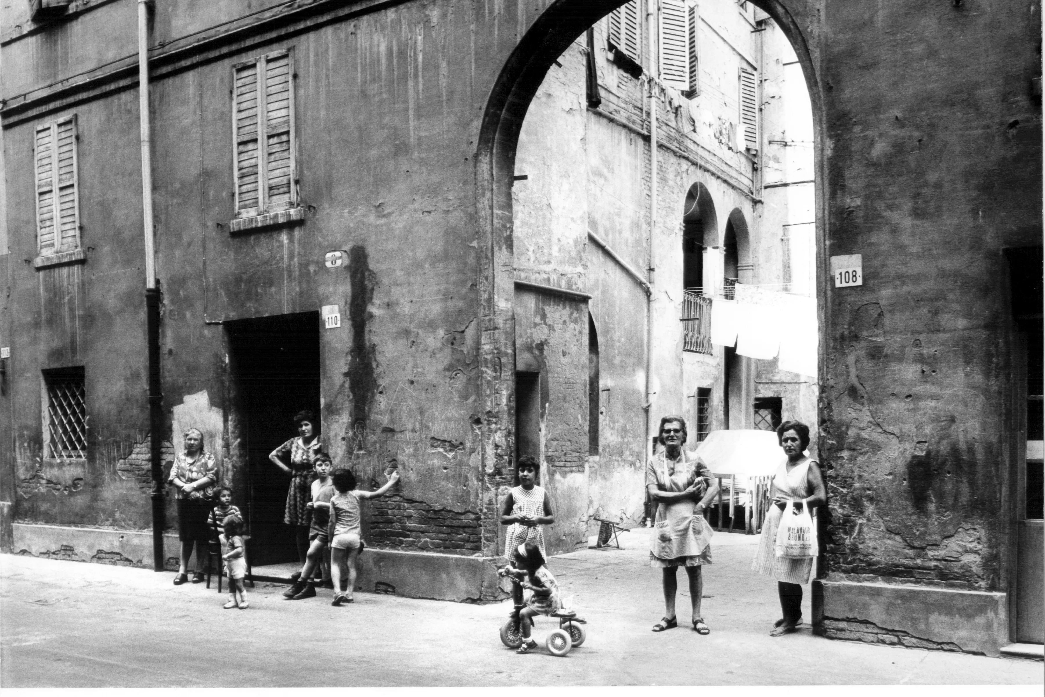 Paolo Monti, censimento fotografico del centro storico di Modena, 1973